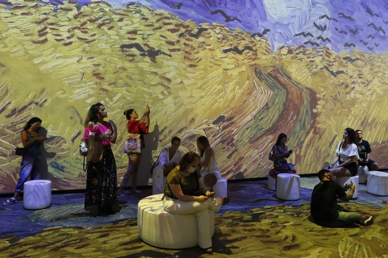 A exposição imersiva Van Gogh e seus Contemporâneos traz aos visitantes experiência digital com projeções em 360° e trilha sonora de obras do holandês e de outros pintores na Casa França-Brasil.