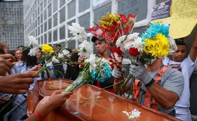 Rio de Janeiro (RJ), 31/10/2025 – Sepultamento de Ravel Rios uma das vitimas da operação contenção, no cemitério de cemitério de Inhaúma.
Foto: Joédson Alves/Agência Brasil