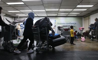 São Paulo (SP), 27/11/2023 - Refugiados afegãos com visto humanitário acampam no Aeroporto Internacional de Guarulhos a espera de abrigo. Foto: Rovena Rosa/Agência Brasil