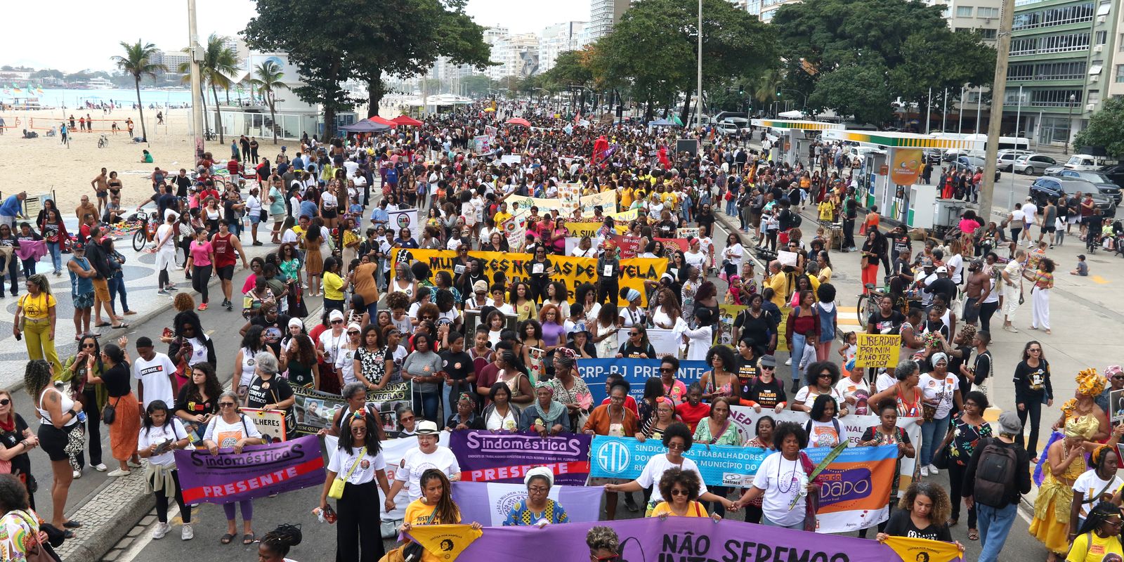 Marcha das Mulheres Negras toma conta de Copacabana