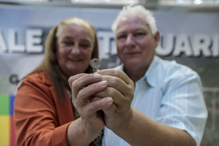 Lajeado (RS), 28/04/2025 - O casal, Celso Antônio Machado (65 anos) e Marlise Inês Machado (57 anos), participam da assinatura de contratos, programa compra assistida e rural.
Foto: Joédson Alves/Agência Brasil