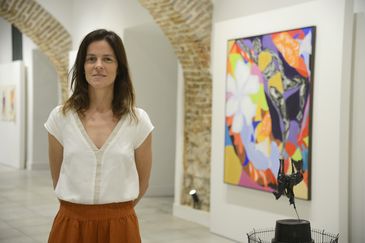A curadora Cecília Fortes na exposição “Passado Presente: 200 Anos Depois” no Centro Cultural da PGE-RJ