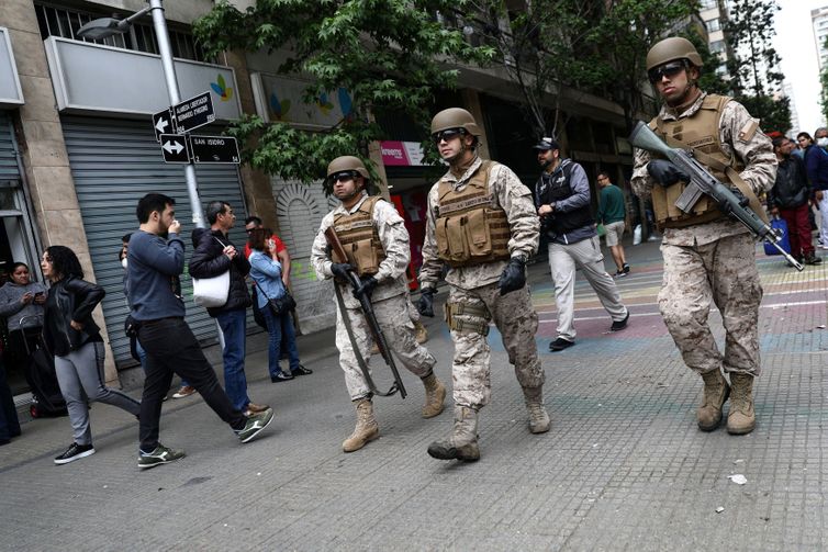 Soldiers patrol the street after a protest against the increase in subway ticket prices in Santiago, Chile, October 19, 2019 REUTERS/Edgard Garrido