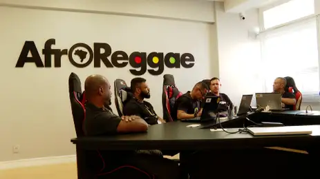 ONG Afroreggae no Rio de Janeiro cria oportunidades para egressos