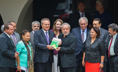 O ex-presidente Luiz Inácio Lula da Silva durante encontro na residência oficial do presidente do Senado, Renan Calheiros com a presença de senadores de vários partidos da base aliada ao governo (José Cruz/Agência Brasil)