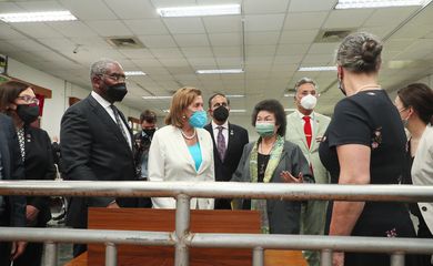 Presidente da Câmara dos Deputados dos EUA, Nancy Pelosi, e outros membros da delegação visitam o Museu Nacional de Direitos Humanos em Taiwan