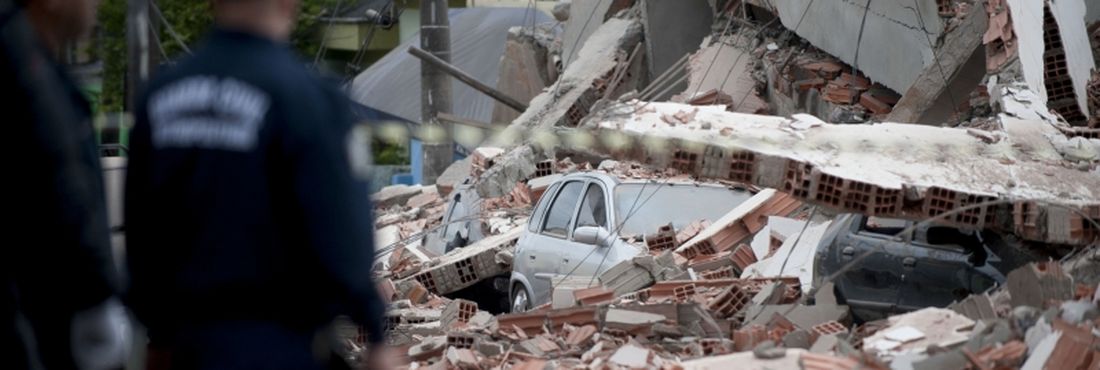 São Paulo - O desabamento de um prédio de dois andares provoca mortes de pessoas em São Mateus, na zona leste de São Paulo