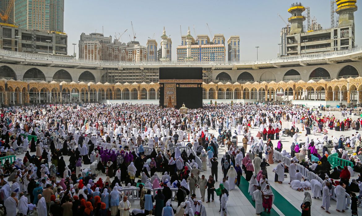 Peregrinos muçulmanos usam máscaras protetoras, após o surto de coronavírus, enquanto rezam em Kaaba na Grande Mesquita na cidade sagrada de Meca, na Arábia Saudita, em 3 de março de 2020.
