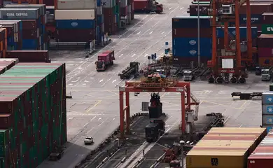 A truck carrying containers moves at the Yantian port in Shenzhen, Guangdong province, China April 17, 2025. REUTERS/Tingshu Wang