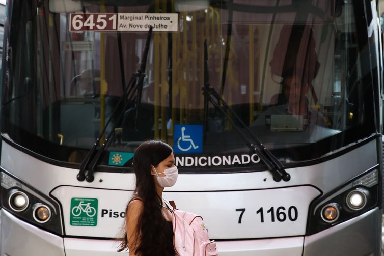 Passageira de ônibus no terminal Bandeira, adere ao uso de máscaras descartáveis por precaução contra o coronavírus
