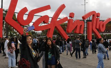 Público no evento teste do Rock in Rio 2022 na Cidade do Rock, montada no Parque Olímpico, Barra da Tijuca.