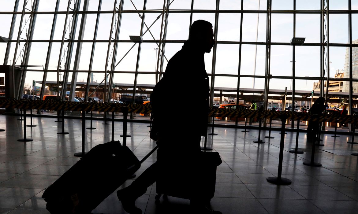 FILE PHOTO: International travelers arrive at John F. Kennedy international airport in New York City, U.S., February 4, 2017.  The United States is screening visitors from Wuhan, China at JFK and at airports in Los Angeles and San Francisco  for