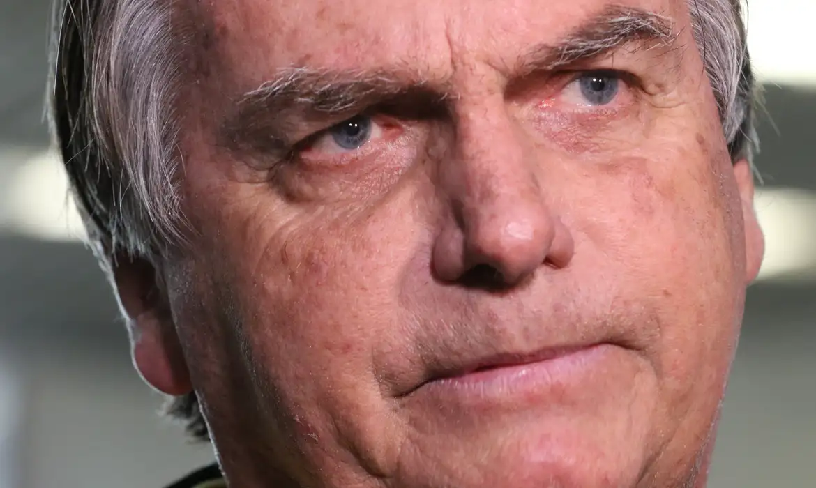 Rio de Janeiro (RJ), 29/06/2023 - O ex-presidente Jair Bolsonaro desembarca no aeroporto Santos Dumont e fala sobre o julgamento no TSE que pode torná-lo inelegível. Foto:Tânia Rêgo/Agência Brasil