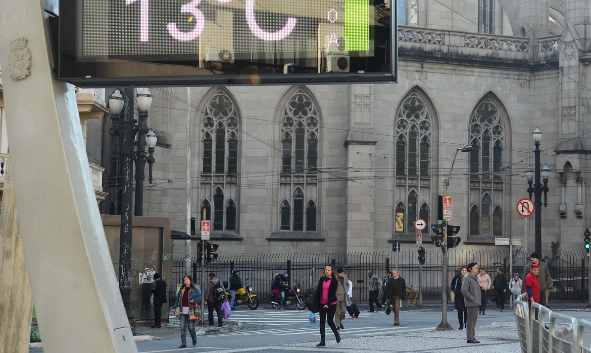 São Paulo - Termômetro na manhã de hoje marca 13ºC, na capital em frente à Catedral da Sé, região central (Rovena Rosa/Agência Brasil)