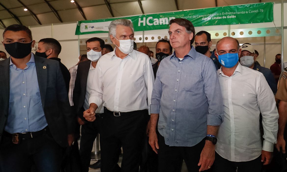Presidente da República, Jair Bolsonaro acompanhado do Governador do Estado de Goiás, Ronaldo Caiado, fazem visita às instalações do hospital.