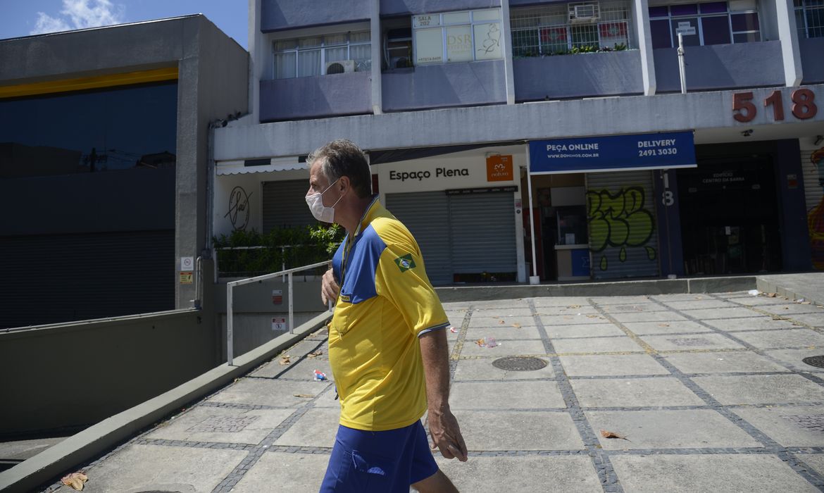 Correios funcionam durante o período de isolamento social causado pela pandemia do novo coronavírus (covid-19)