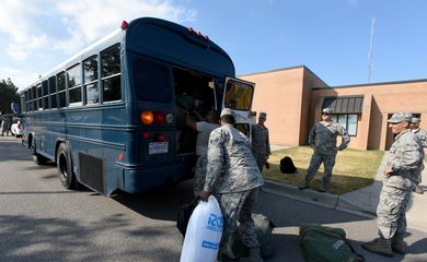 Oficiais da armada norte-americana se preparam para chegada de furacão na Carolina do Sul