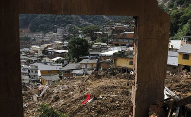 Equipes de resgate trabalham na busca por vítimas do deslizamento de terra no Morro da Oficina, dez dias após as chuvas em Petrópolis.