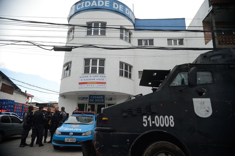 Rio de Janeiro - Tropas da PM circulam na Cidade de Deus, após operação no fim de semana, com queda de helicóptero e pelo menos 11 mortes  (Fernando Frazão/Agência Brasil)