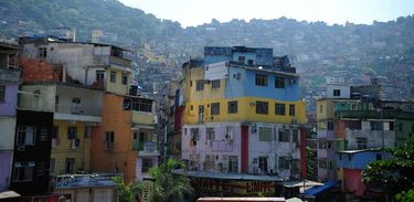 Visão de casas no morro onde fica a comunidade Rocinha