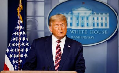 O presidente dos Estados Unidos, Trump, fala a repórteres sobre a eleição presidencial de 2020 na Casa Branca em Washington