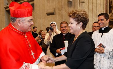 Presidenta Dilma Rousseff cumprimenta o Cardeal Dom Orani Tempesta durante celebração do Consistório para a criação de novos Cardeais 