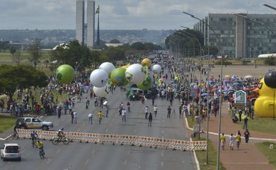 Brasília - Ato de protesto contra as reformas trabalhista e da Previdência Social promovido pelas centrais sindicais, na Esplanada dos Ministérios (Marcello Casal Jr/Agência Brasil)