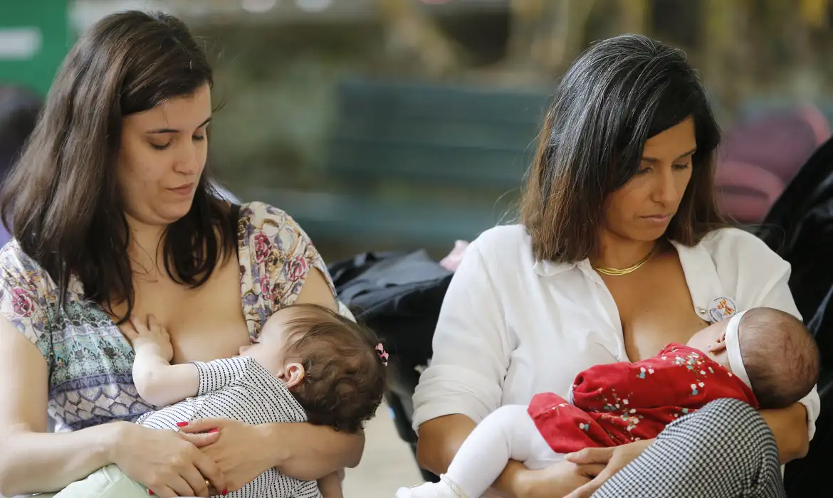 Profissionais de saúde orientam sobre amamentação na Semana Mundial de Aleitamento Materno, no Palácio do Catete.