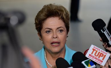 A presidenta Dilma Rousseff fala à imprensa no Palácio Itamaraty (Wilson Dias/Agência Brasil)
