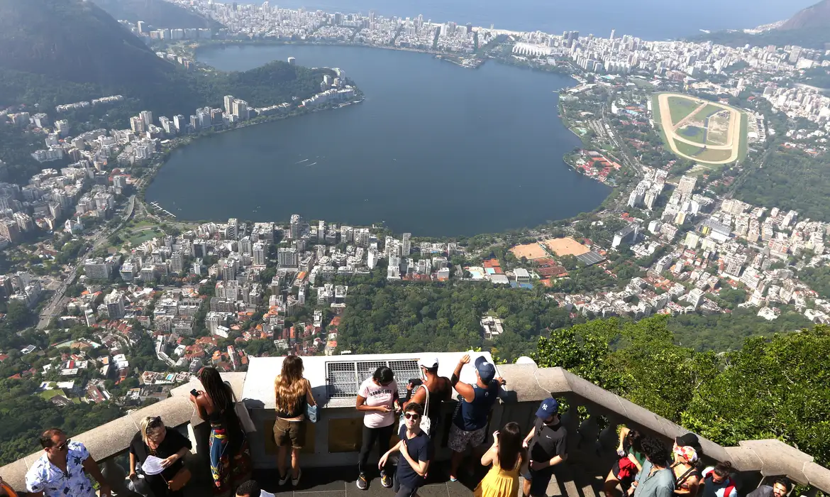 Rio de Janeiro (RJ), 23/02/2023 - Vista parcial da zona sul da cidade com visitantes do Cristo Redentor e a lagoa Rodrigo de Freitas e as praias de Ipanema e Leblon. (Foto:Tânia Rêgo/Agência Brasil)