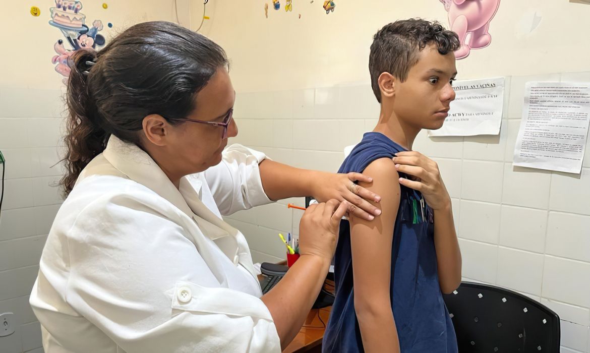 Dourados - MS, 03/01/2024, Vacinação contra dengue começa com alta procura nos postos de saúde. Augusto Baller, 13 anos, foi levado pelo pai para se vacinar. Foto: Rogério Vidmantas/Prefeitura de Dourados