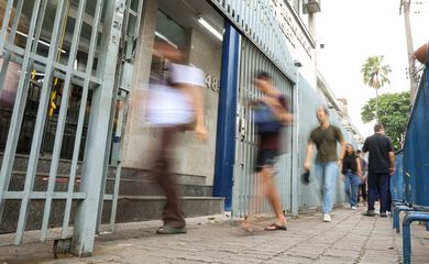 Rio de Janeiro (RJ), 16/11/2025 – Estudantes aguardam abertura dos portões no segundo dia do Exame Nacional do Ensino Médio (Enem), no Cefet Maracanã, na zona norte do Rio de Janeiro. Foto: Tomaz Silva/Agência Brasil