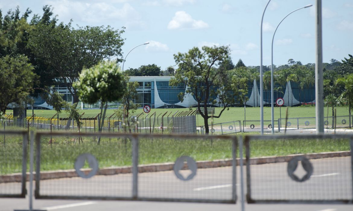 Brasília - Esquema de segurança bloqueia via de acesso aos Palácios do Jaburu e da Alvorada, residências oficiais do vice-presidente Michel Temer e da presidenta Dilma Rousseff (Marcelo Camargo/Agência Brasil)
