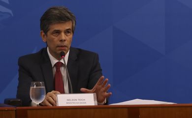 O ministro da Saúde, Nelson Teich, durante coletiva de imprensa no Palácio do Planalto