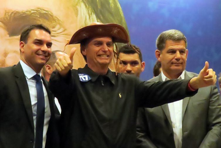 O candidato do PSL, Jair Bolsonaro, participou de coletiva de imprensa, no Rio, após encontro com bancada eleita.