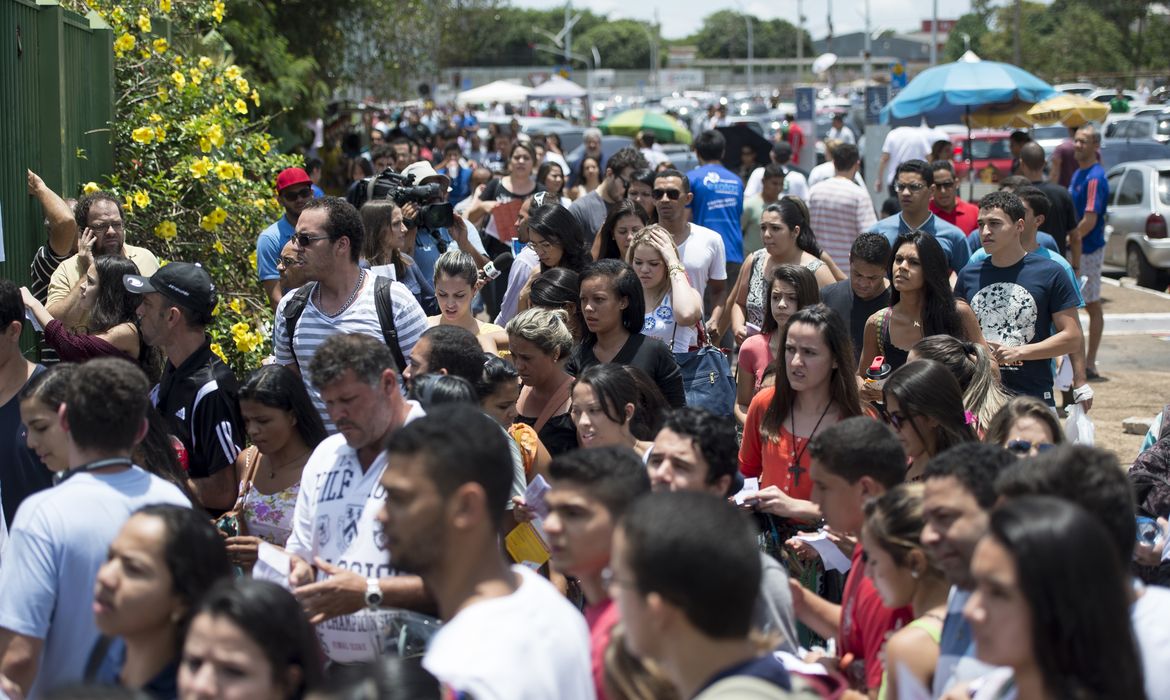 Candidatos chegam a local de provas para o primeiro dia do ENEM 2014 (Marcelo Camargo/Agência Brasil)