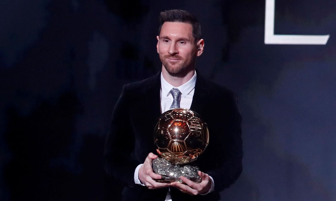 Futebol Futebol - Os prêmios Ballon d'Or - Theatre du Chatelet, Paris, França - 2 de dezembro de 2019 Lionel Messi do Barcelona com o prêmio Ballon d'Or REUTERS / Christian Hartmann

