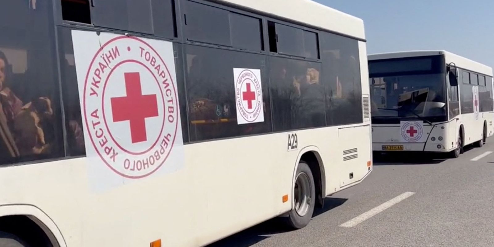 Pessoas fogem de Berdiansk em comboio do Comitê Internacional da Cruz Vermelha para Zaporizhzhia