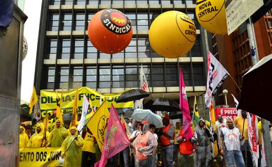São Paulo -  Protesto das Centrais Sindicais contra os juros altos em frente ao Banco Central, na Avenida Paulista (Rovena Rosa/Agência Brasil)