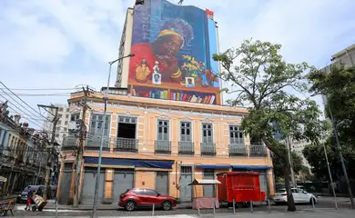 Rio de Janeiro (RJ), 24/01/2025 – A escritora Conceição Evaristo é homenageada com mural com sua imagem na zona portuária do Rio de Janeiro que preserva diversos elementos da chegada dos africanos escravizados e da cultura produzida por eles no Brasil. Foto: Tomaz Silva/Agência Brasil