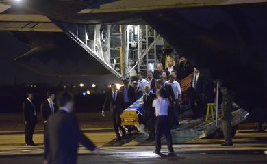 Chegam ao Recife os aviões da FAB com os corpos do candidato Eduardo Campos e de assessores (Fernando Frazão/Agência Brasil) 