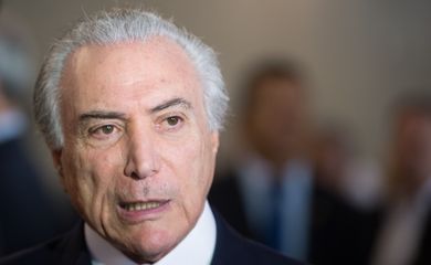 O vice-presidente Michel Temer comparece ao velório do ex-deputado Paes de Andrade, no Salão Negro do Congresso Nacional. Paes de Andrade foi presidente da Câmara entre 1989 e 1991 (Marcelo Camargo/Agência Brasil)