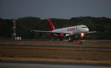 Avião da Avianca Airlines se prepara para decolar de aeroporto em San Luis Talpa