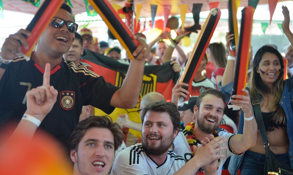 Torcedores da Alemanha se concentram em quiosque na praia do Leme para a partida final da Copa do Mundo de 2014 contra a Argentina (Fernando Frazão/Agência Brasil)