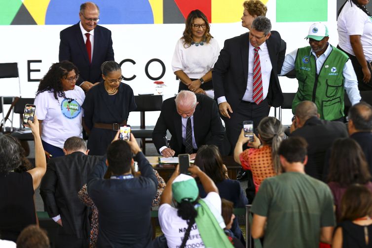 Marcelo Camargo/Agência Brasil Brasília (DF), 13/02/2023 - O presidente Luiz Inácio Lula da Silva durante cerimônia de assinatura de decretos recriando o Programa Pró-Catador de materiais recicláveis.