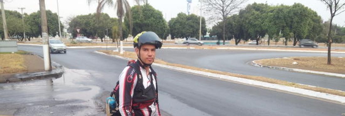 A repórter Nathália Mendes encontrou Gustavo indo pro trabalho de bicicleta. Ele pedala todo dia 1h30 por opção: "Ganho saúde", diz.