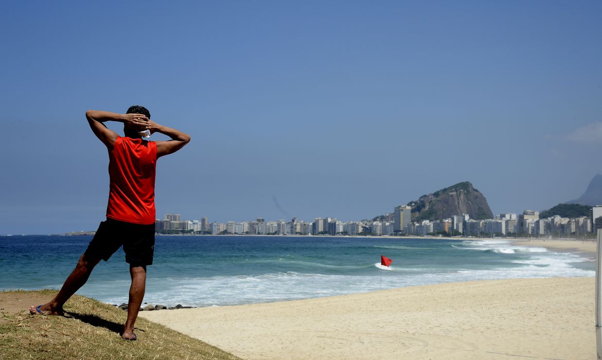 Praia do Leme e Copacabana vazias, após decreto com restrições para evitar o avanço da Covid-19.