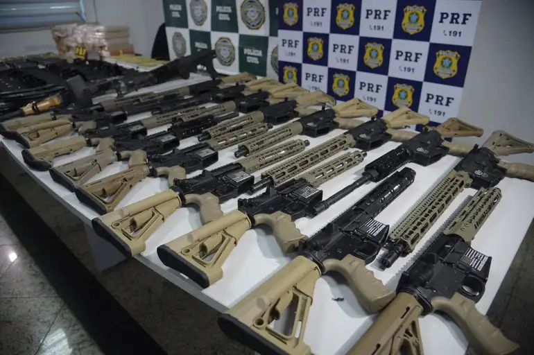 Rio de Janeiro - Apresentação de 19 fuzis AR-15 e AK-47, pistolas Glock, munição e pasta base de cocaína apreendidos em operação da Polícia Rodoviária Federal (PRF) e Polícia Civil em Itatiaia (Fernando Frazão/Agência Brasil).