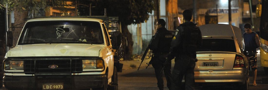 Rio de Janeiro - Policiais militares revistam carros na entrada da Vila Kennedy, zona oeste, após anúncio da instalação de uma Unidade de Polícia Pacificadora (UPP)