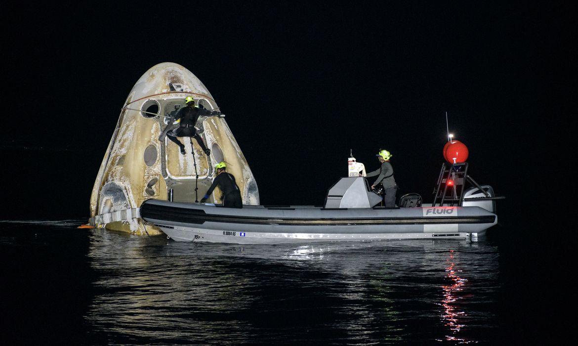 Astronautas da missão da SpaceX e Nasa voltam à Terra
